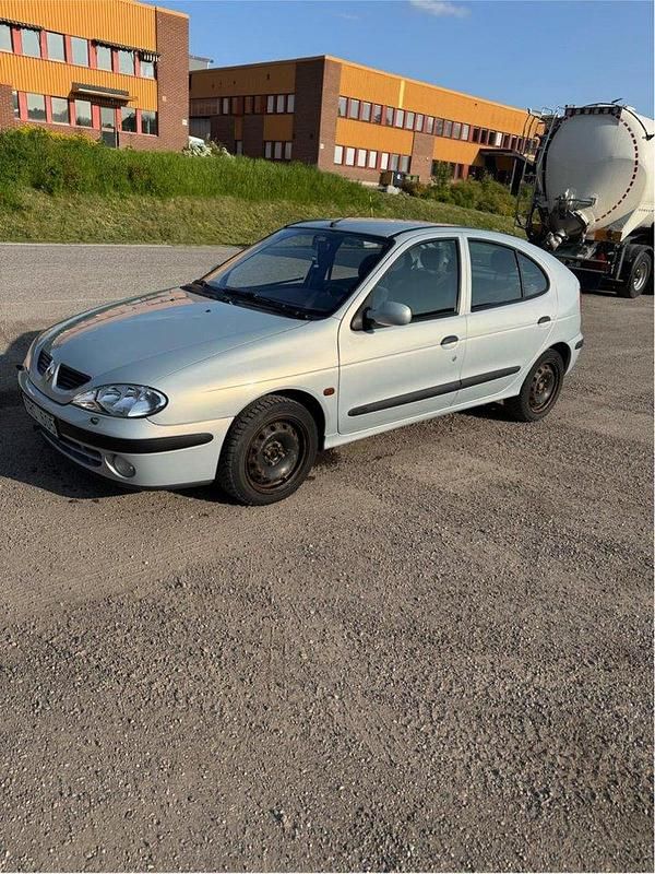 Grå Begagnad 2003 Renault Mégane II Authentique Halvkombi | 16 000 kr (Marknadspris) - Bild 1/4