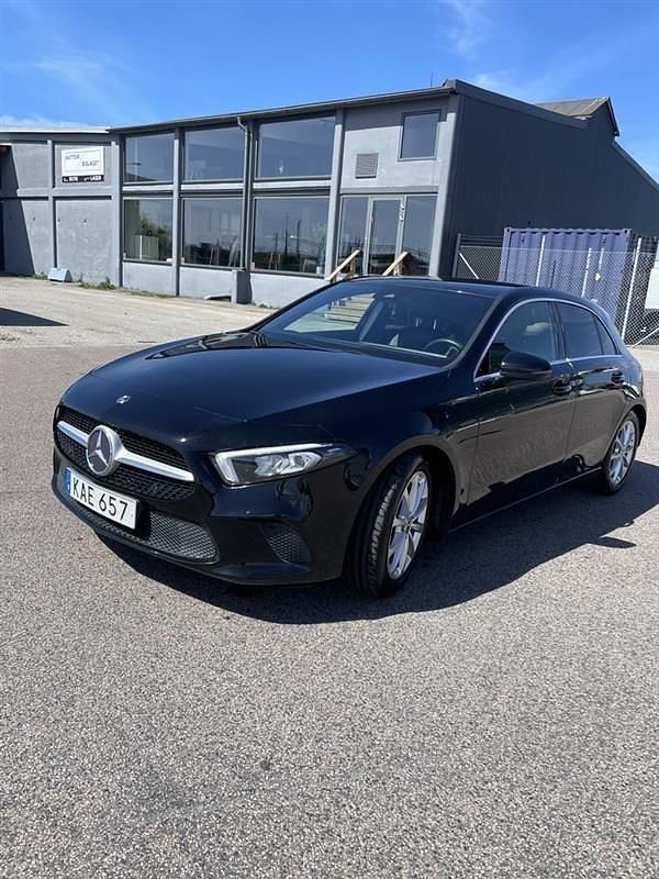 Svart Begagnad 2019 Mercedes A200 Halvkombi | 208 000 kr (Bra pris) - Bild 1/4