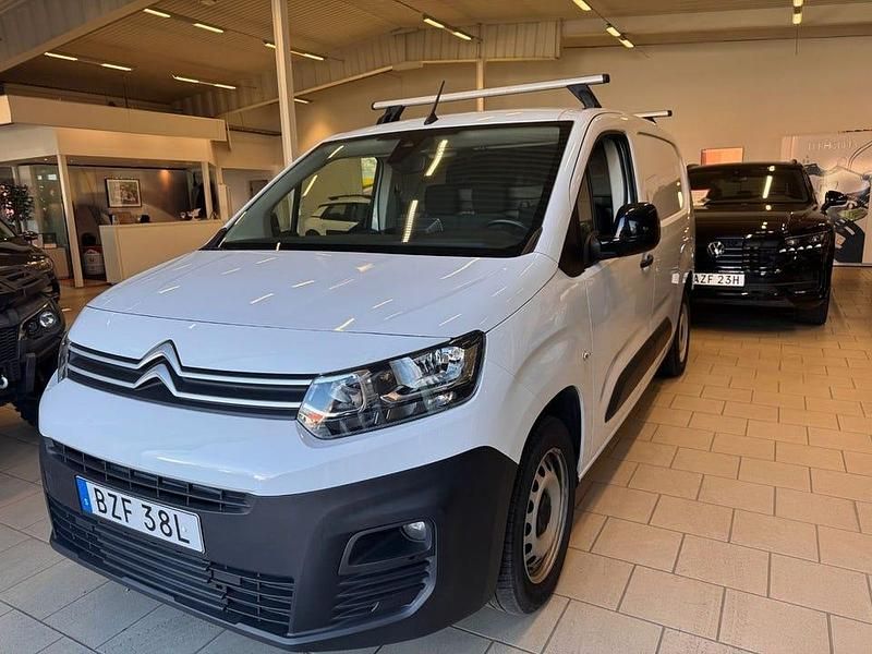 Vit Begagnad 2023 Citroën Berlingo Business Class Minibuss | 234 900 kr (Marknadspris) - Bild 1/4