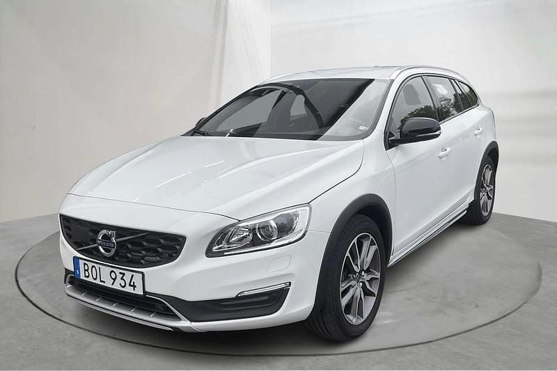 Vit Begagnad 2017 Volvo V60 CC Summum Kombi | 188 000 kr (Marknadspris) - Bild 1/4