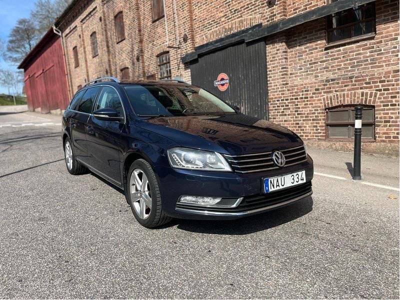 Blå Begagnad 2013 VW Passat Kombi | 75 000 kr (Lite dyr) - Bild 1/4