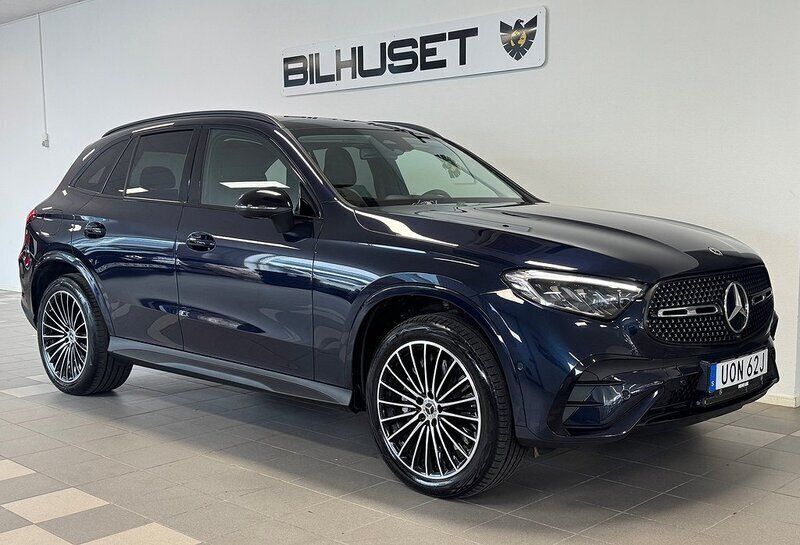 Mörkblå Begagnad 2023 Mercedes GLC300e AMG SUV | 649 900 kr (Lite dyr) - Bild 1/4