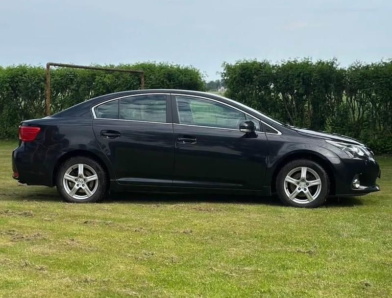 Begagnad Toyota Avensis 147 HK (108 kW) 2014 Black metallic Sedan
