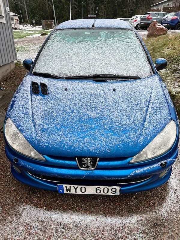 Blå Begagnad 2006 Peugeot 206 Halvkombi | 12 000 kr (Marknadspris) - Bild 1/4