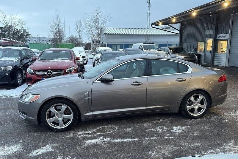 Begagnad Jaguar XF 241 HK (177 kW) 2011 Gråmetallic Sedan