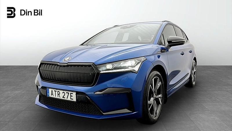 Blå Begagnad 2023 Skoda Enyaq iV SportLine SUV | 434 900 kr (Marknadspris) - Bild 1/4