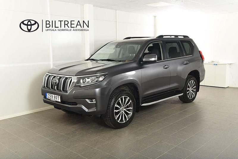 Mörkgrå Begagnad 2017 Toyota Land Cruiser Premium SUV | 499 900 kr (Marknadspris) - Bild 1/4