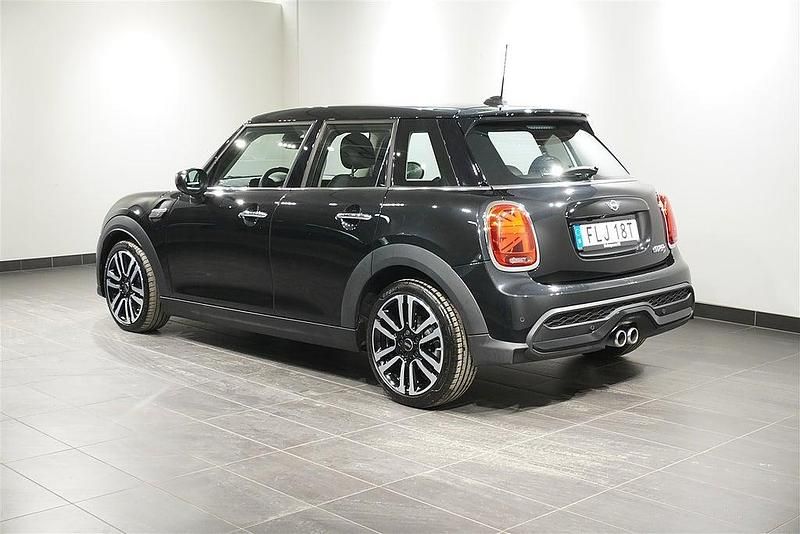 Begagnad Mini Cooper 178 HK (130 kW) 2022 Midnight black ii Halvkombi