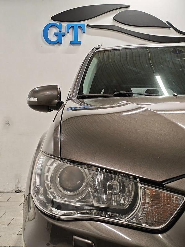 Begagnad Mitsubishi Outlander 156 HK (114 kW) 2011 Brun SUV