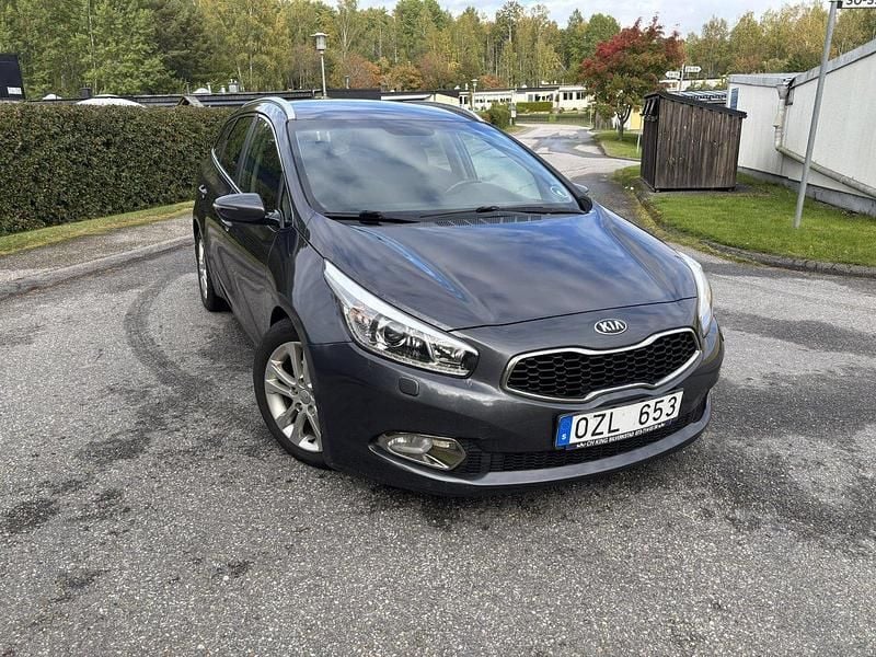 Grå Begagnad 2013 Kia Ceed Sportswagon Comfort Kombi | 59 900 kr (Marknadspris) - Bild 1/4
