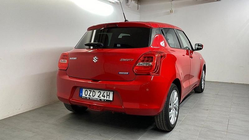 Begagnad Suzuki Swift 83 HK (61 kW) 2022 Röd Halvkombi