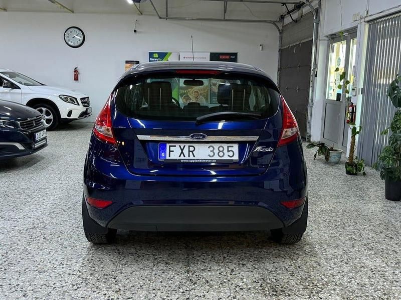 Begagnad Ford Fiesta Titanium 82 HK (60 kW) 2010 Blå Halvkombi