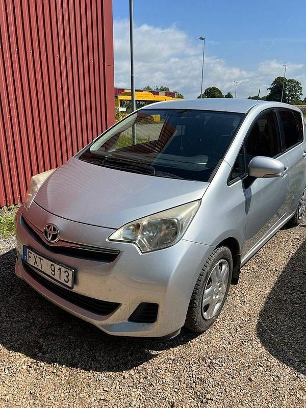 Silver Begagnad 2011 Toyota Verso-S Minibuss | 46 000 kr (Lite dyr) - Bild 1/4
