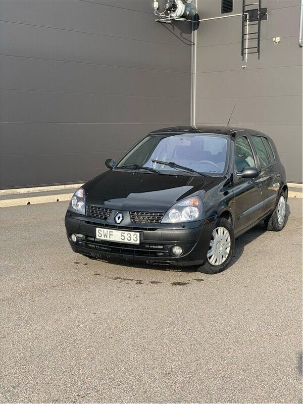 Svart Begagnad 2002 Renault Clio II Expression Halvkombi | 27 500 kr (Dyr) - Bild 1/4