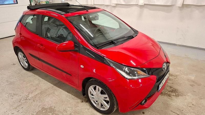 Röd Begagnad 2015 Toyota Aygo X-wave Halvkombi | 79 900 kr (Marknadspris) - Bild 1/4