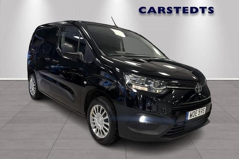 Svart Begagnad 2021 Toyota Proace City City Van | 179 800 kr (Marknadspris) - Bild 1/4