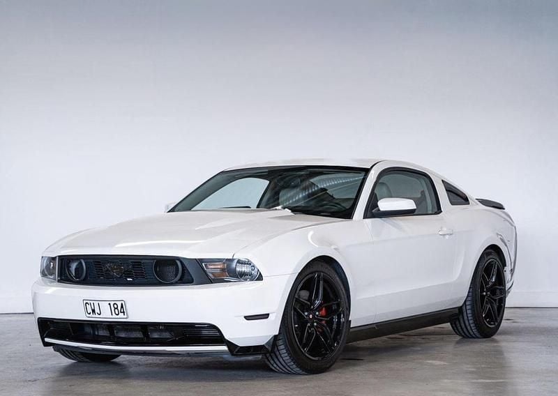 Vit Begagnad 2010 Ford Mustang GT Sportkupé | 232 000 kr (Marknadspris) - Bild 1/4