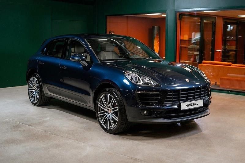 Mörkblå (blå) Begagnad 2018 Porsche Macan SUV | 369 900 kr (Marknadspris) - Bild 1/4
