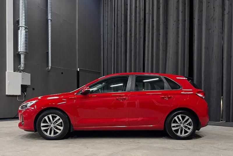 Begagnad Hyundai i30 Comfort 110 HK (80 kW) 2017 Röd Halvkombi