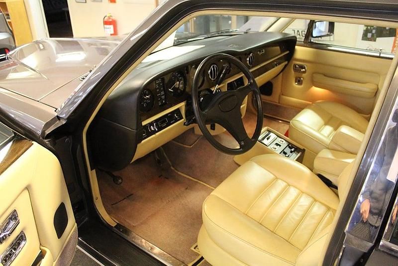 Begagnad Bentley Eight 243 HK (178 kW) 1987 Mörkgrå Sedan