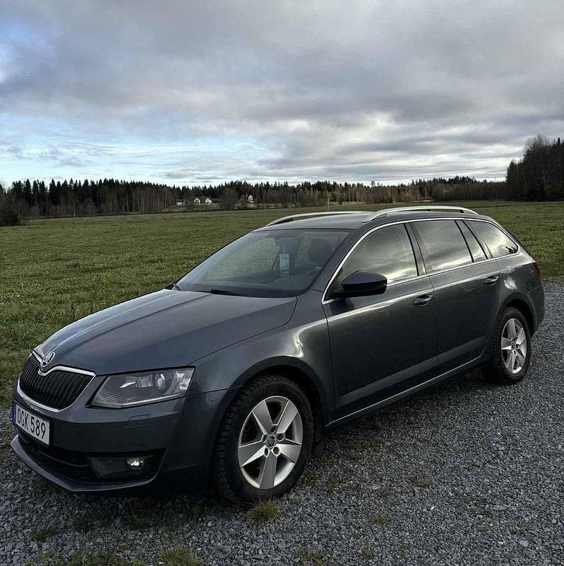Grå Begagnad 2017 Skoda Octavia Style Kombi | 140 000 kr (Lite dyr) - Bild 1/4