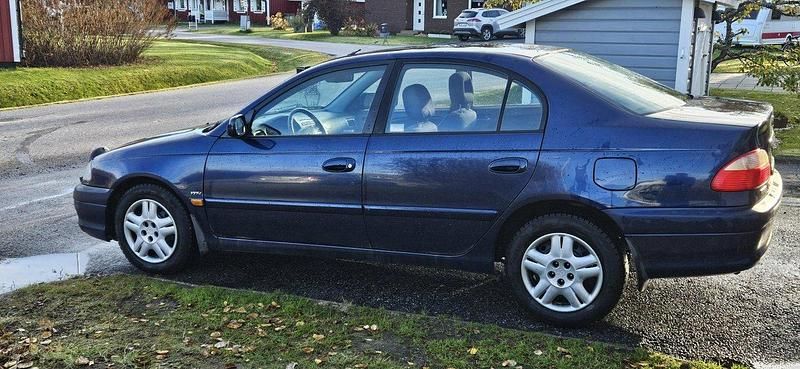 Blå Begagnad 2002 Toyota Avensis Sedan | 15 000 kr (Marknadspris) - Bild 1/1
