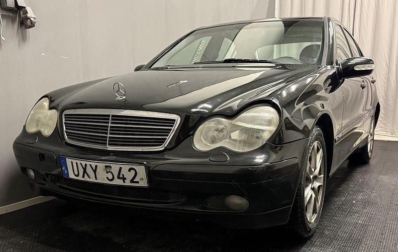 Svart Begagnad 2004 Mercedes C180 Sedan | 35 900 kr (Marknadspris) - Bild 1/4