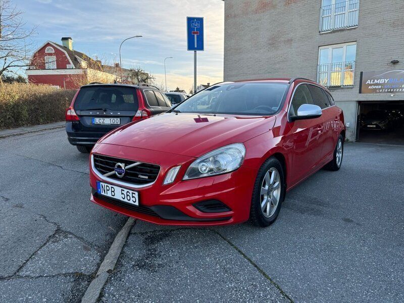 Röd Begagnad 2011 Volvo V60 R-Design Kombi | 69 900 kr (Dyr) - Bild 1/4