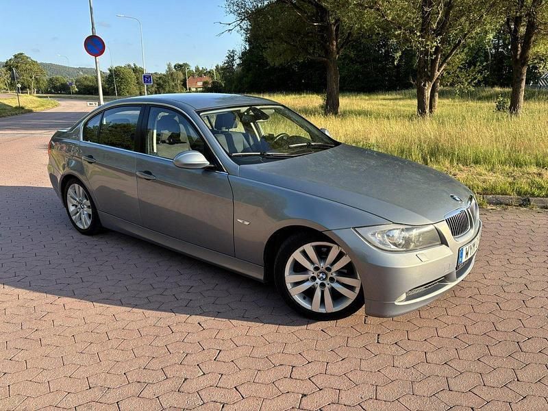 Grå Begagnad 2005 BMW 325 Advantage Sedan | 54 500 kr (Marknadspris) - Bild 1/4