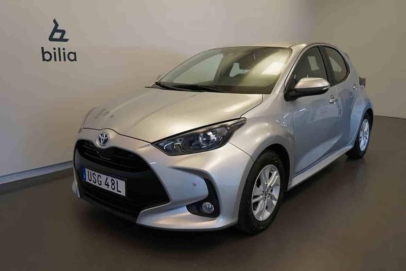 Silver Begagnad 2022 Toyota Yaris Hybrid Active Halvkombi | 199 500 kr (Marknadspris) - Bild 1/1
