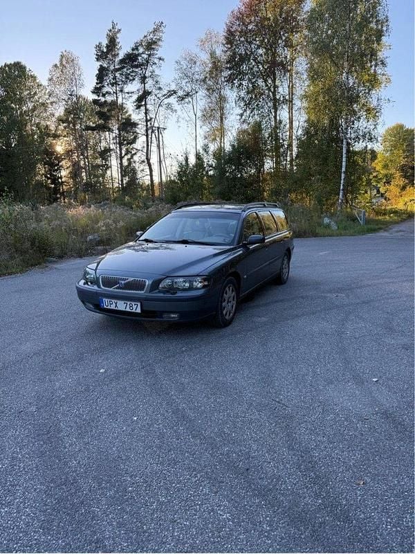 Grå Begagnad 2004 Volvo V70 Business Edition Kombi | 7 000 kr (Superpris) - Bild 1/3