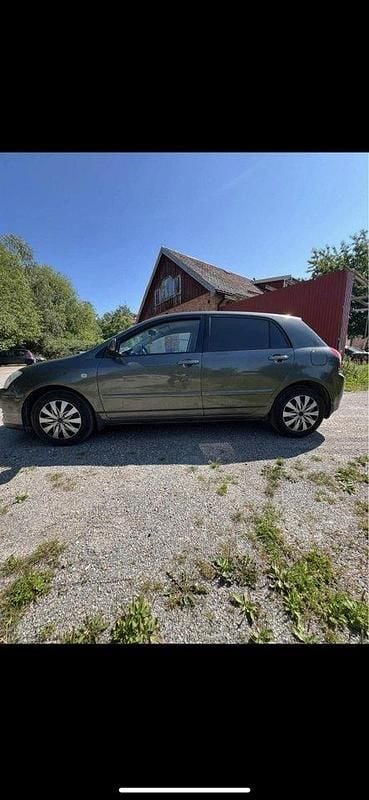 Grå Begagnad 2006 Toyota Corolla Halvkombi | 55 000 kr (Marknadspris) - Bild 1/4