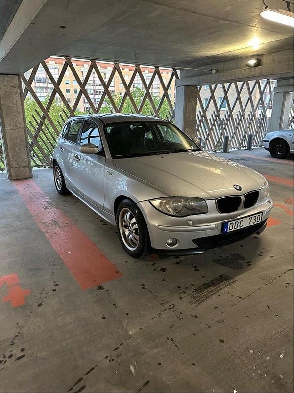 Grå Begagnad 2007 BMW 116 Advantage Halvkombi | 42 000 kr (Marknadspris) - Bild 1/4