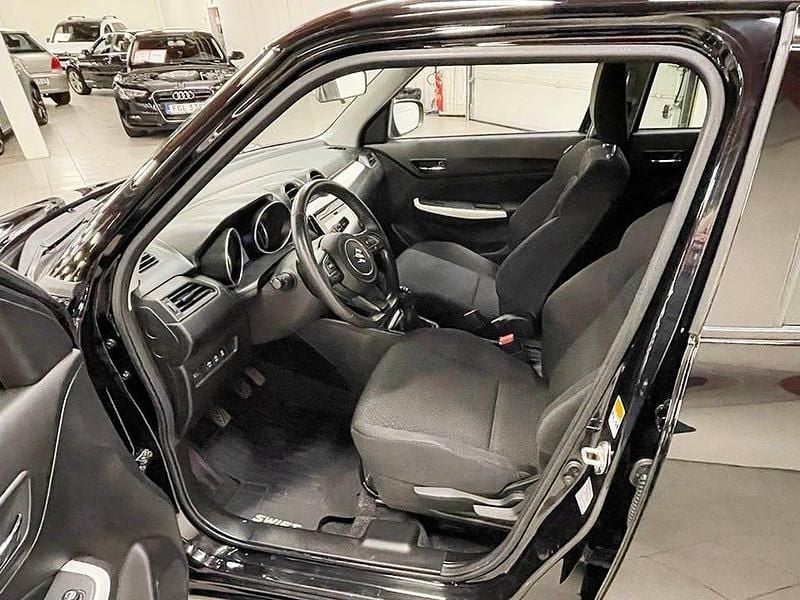 Begagnad Suzuki Swift 90 HK (66 kW) 2019 Svart Halvkombi