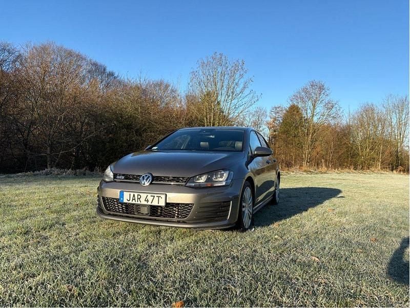 Grå Begagnad 2015 VW Golf VII GTD Halvkombi | 135 000 kr (Marknadspris) - Bild 1/4
