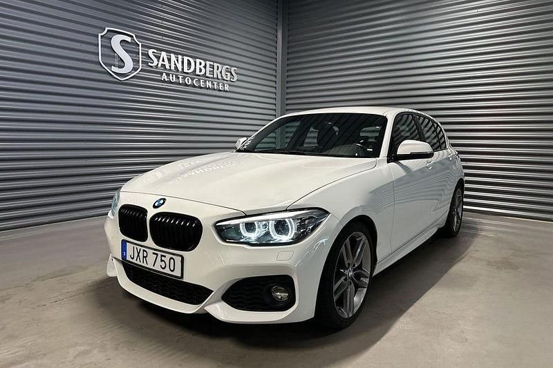Vit Begagnad 2018 BMW 118 M Sport Halvkombi | 179 500 kr (Marknadspris) - Bild 1/4
