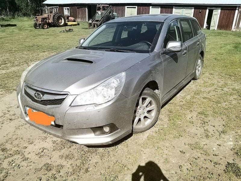 Silver Begagnad 2010 Subaru Legacy Kombi | 39 000 kr (Marknadspris) - Bild 1/3