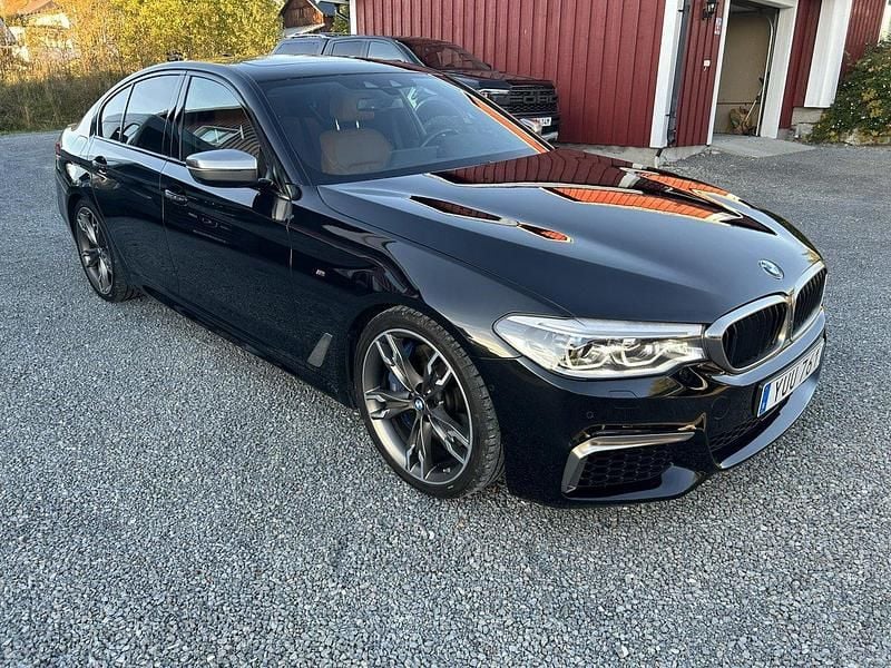 Svart Begagnad 2018 BMW M550 M Sport Sedan | 459 000 kr (Marknadspris) - Bild 1/4