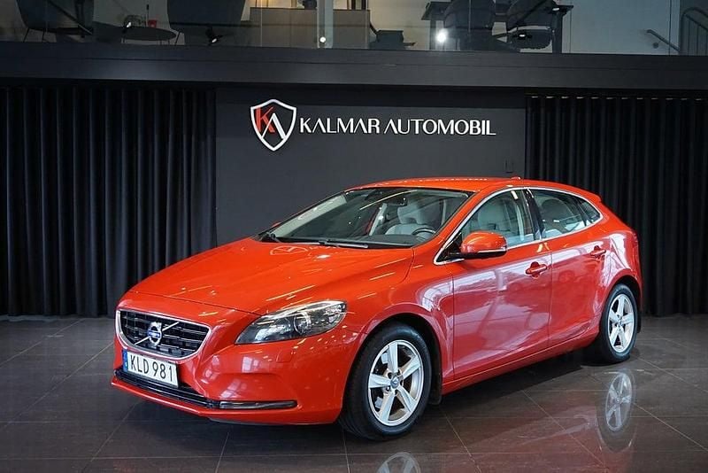 Röd Begagnad 2014 Volvo V40 Momentum Halvkombi | 119 900 kr (Marknadspris) - Bild 1/4