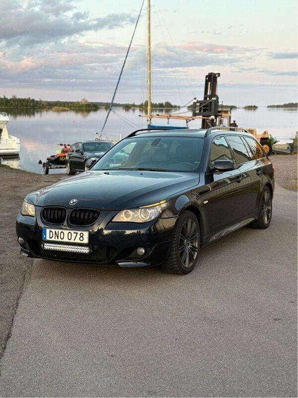 Svart Begagnad 2007 BMW 530 M Sport Kombi | 50 000 kr (Marknadspris) - Bild 1/4