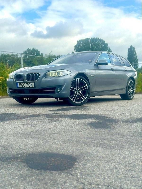 Grå Begagnad 2013 BMW 530 Comfort Edition Kombi | 154 999 kr (Marknadspris) - Bild 1/4