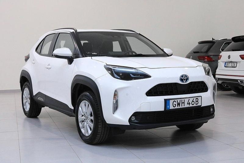 Vit Begagnad 2023 Toyota Yaris Cross Active SUV | 199 900 kr (Superpris) - Bild 1/4