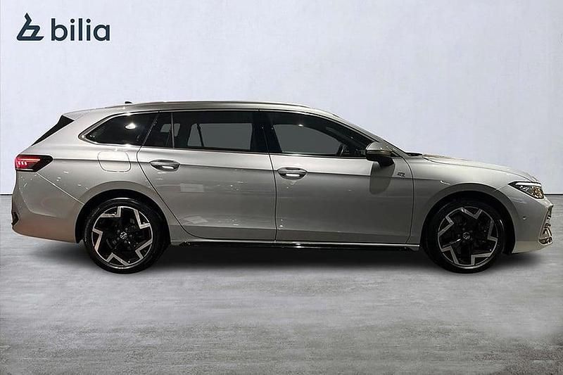 Begagnad VW Passat R-line 196 HK (144 kW) 2024 Silver Kombi