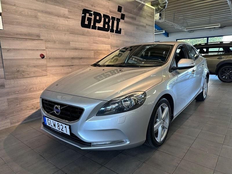 Silver Begagnad 2016 Volvo V40 Kinetic Kombi | 89 000 kr (Marknadspris) - Bild 1/4