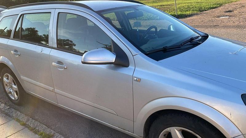 Grå Begagnad 2007 Opel Astra Kombi | 20 000 kr (Marknadspris) - Bild 1/3
