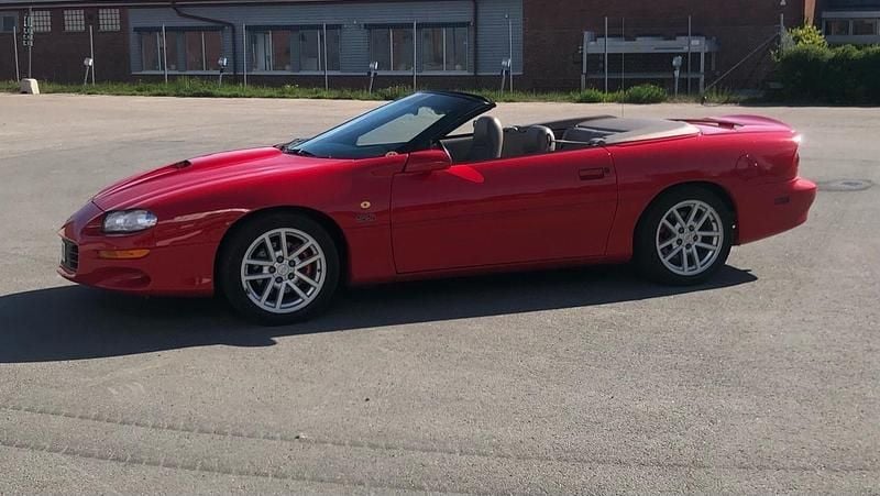 Röd Begagnad 2002 Chevrolet Camaro SS Cab | 194 000 kr - Bild 1/4