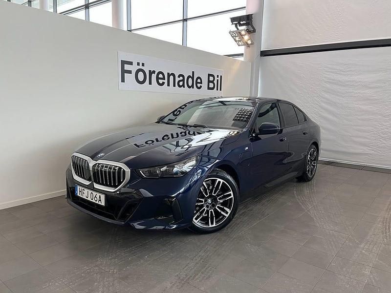 Tanzanite blå metallic Ny 2025 BMW 530 M Sport Sedan | 599 900 kr - Bild 1/4