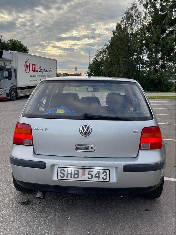 Silver Begagnad 2001 VW Golf IV Halvkombi | 25 900 kr (Marknadspris) - Bild 1/4