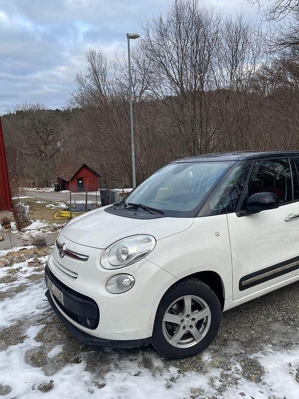 Begagnad Fiat 500L 105 HK (77 kW) 2013 Vit med svart tak Minibuss