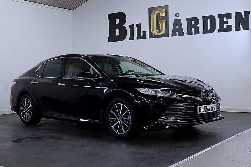 Svart Begagnad 2019 Toyota Camry Hybrid Executive Sedan | 284 900 kr (Marknadspris) - Bild 1/4